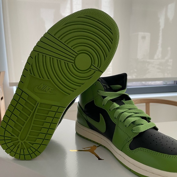 WMNS Air Jordan 1 Mid - Picture 2 of 4